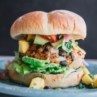 Burger végétarien, galette de haricots rouges et quinoa, avocats et radis