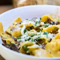 Tagliatelles de blé au safran, légumes grillés et parmesan végétal